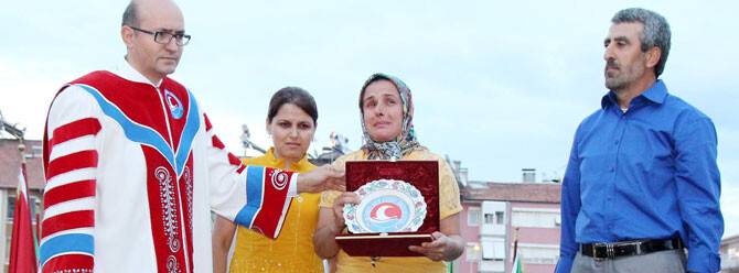 Trafik kazasında ölen kızı adına mezuniyet belgesi aldı