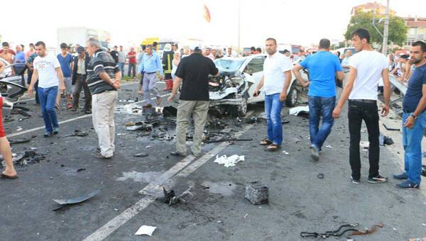 Zincirleme trafik kazası: 3 ölü, 9 yaralı