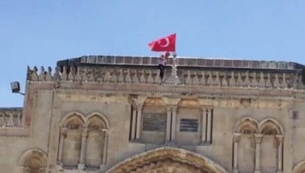 Filistinli gençler Mescid-i Aksa'ya Türk bayrağı astı