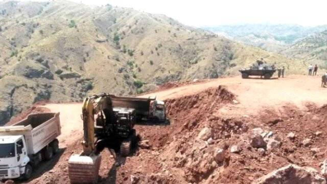 Terör Örgütü İş Makinelerini Ateşe Verdi