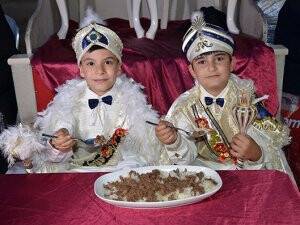 Ekrem ve Emir Sünnet oldu