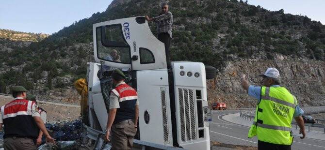 Sebze yüklü kamyon devrildi: 1 yaralı