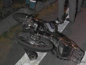Otomobille motosiklet çarpıştı