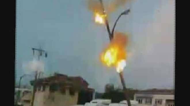 Yan yatan elektrik direği patladı