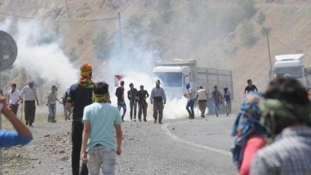 Çukurca'da, sınırda 'güvenlik yolu' protestosunda olay çıktı