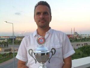 Ahmet Kaşık hoca kupa koleksiyonu yapıyor