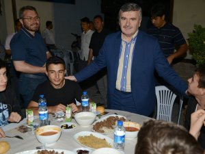 Akyürek ilk iftarını öğrencilerle açtı