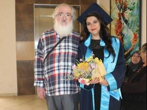 Mustafa Atay ve kızının mezuniyet hatırası