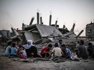 Gazze'de enkaz arasında iftar