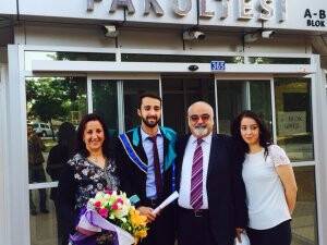 Kart ailesinin mezuniyet sevinci