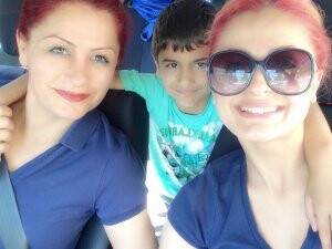 Sevde Bayat Hanım çocukları ile birlikte