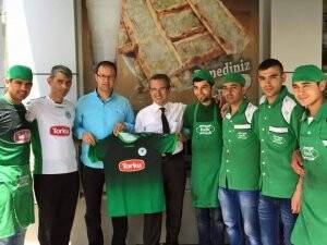 Halk Etliekmek’ten Halkbank’a forma hediyesi