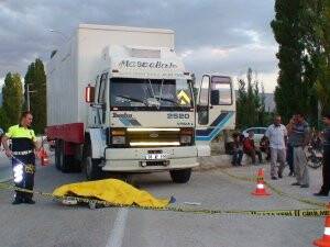 Bisikletliye TIR çarptı