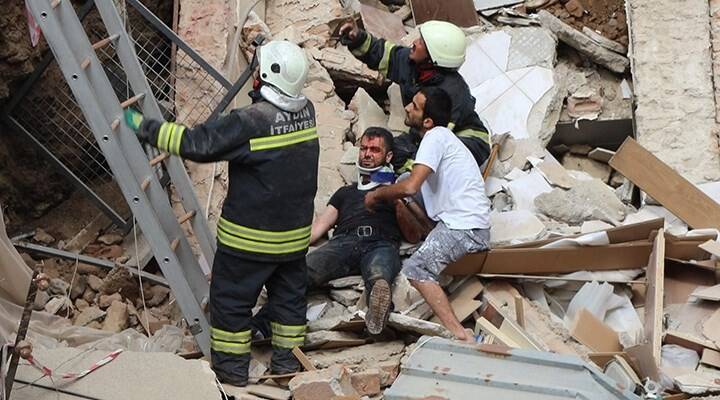 Temel kazısında kuyumcu dükkanı çöktü