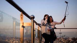 Disney Eğlence Parklarında Selfie Çubuğu Yasaklandı