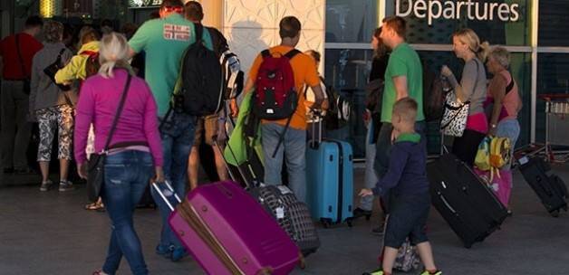 Binlerce turist ülkeyi terk ediyor