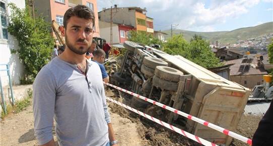 Bayburt'ta kamyon evlerin üzerine devrildi