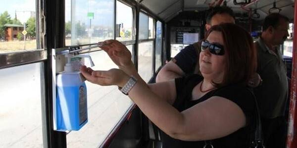 Şehir içi otobüslere dezenfektan yerleştirildi