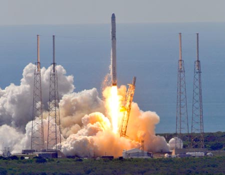 Falcon 9 roketi havada infilak etti