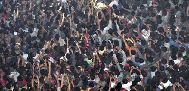 Yüzlerce kişi tecavüzcüyü döverek öldürdü!