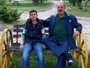 Ali Ermiş torunu ile birlikte