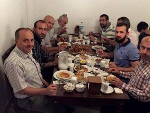 Hikmet Çetiner bacanakları ile Kandil Etliekmek’te