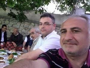 Fatih Emiroğlu ve dostları yer sofrasında