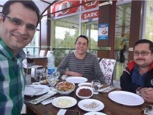 Ahmet Özeskici ve dostları Şark Etliekmek ve Kebap Salonunda