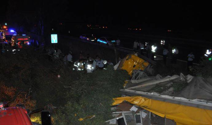 TIR sulama kanalına devrildi: 1 ölü