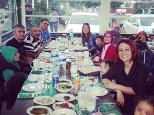 Kırnaz ailesi dostlarıyla iftarda