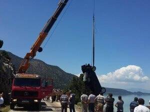 Flaş! Otomobil göle uçtu!