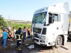 Tarım işçilerini taşıyan kamyonet ile tır çarpıştı: 15 ölü