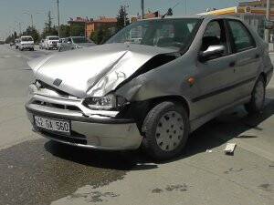 Minibüs ile otomobil çarpıştı