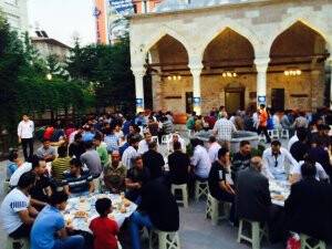 Tahirpaşa camiinden anlamlı iftar