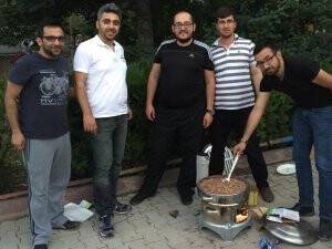 Ömer Ceylan ve arkadaşlarının saç kavurma keyfi