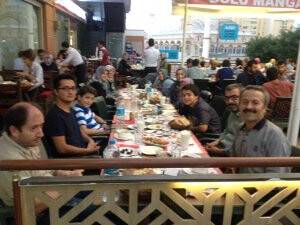 Prof. Dr. Mustafa Acar dostları ile Bolu Mangal Park’ta