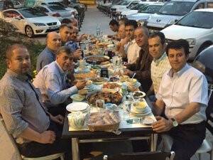 Abdullah Işıkoğlu dostlarına geleneksel güveç ikramı