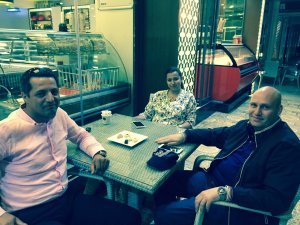 Memduh Erdirençelebi İzmirli konukları ile Fatih Sabri Pastanesinde