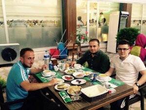 Ali İhsan Coşkun arkadaşları ile Ekrem Coşkun Dönerdeler