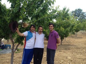 Ferhat Yayla, Talat Devecioğlu ve Kuaför Kadir Boyalık köyündeler