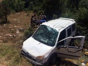 Hafif ticari araç şarampole devrildi: 5 yaralı