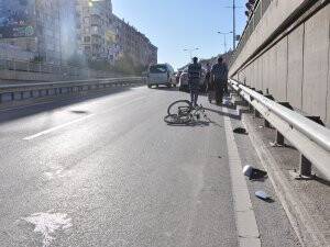 Otomobil bisikletliye çarptı