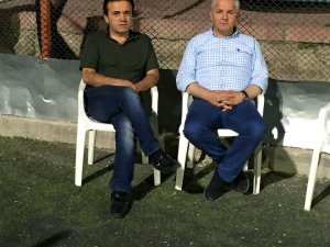 Meclis üyeleri Mehmet Yaman ile Ertuğrul Uslu turnuva izliyorlar