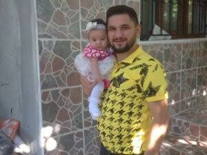 Ali Karaca kızı Ayşe ile birlikte