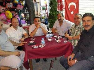 Yerel siyasetçiler çay sohbetinde