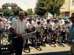 Efsane isim Erdoğdu düz bisikletin startını verirken