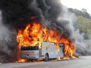 İçinde 32 yolcu bulunan otobüs alev alev yandı