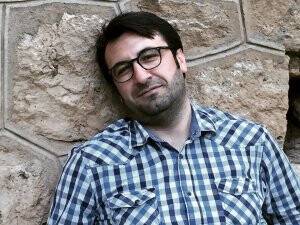 Tamer Yiğit dinleniyor