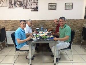 Bahri Karapınar ve çalışma arkadaşları Köfteci İbrahim Usta’da