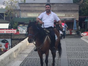 Murat Söylemez atı ile Meram köprüsünde
